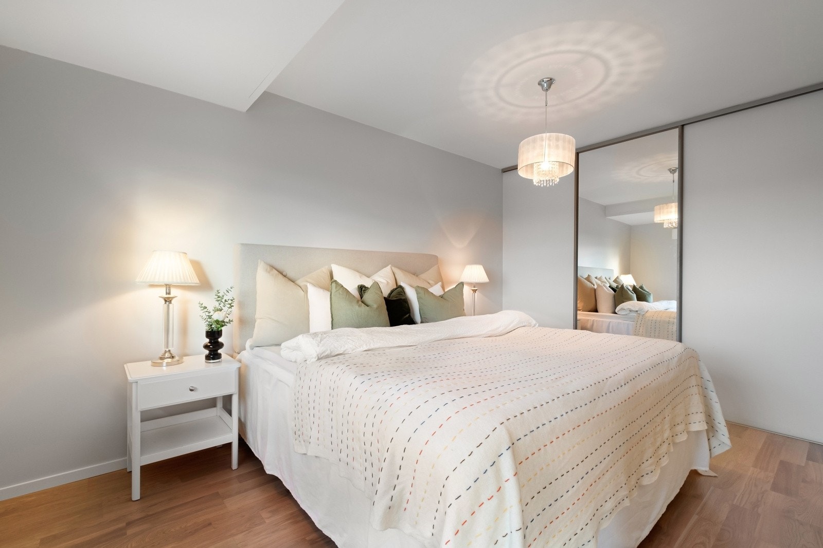 Det er god plass til dobbeltseng med nattbord, og walk-in-closet sørger for rikelig lagringsplass. Galleribilde