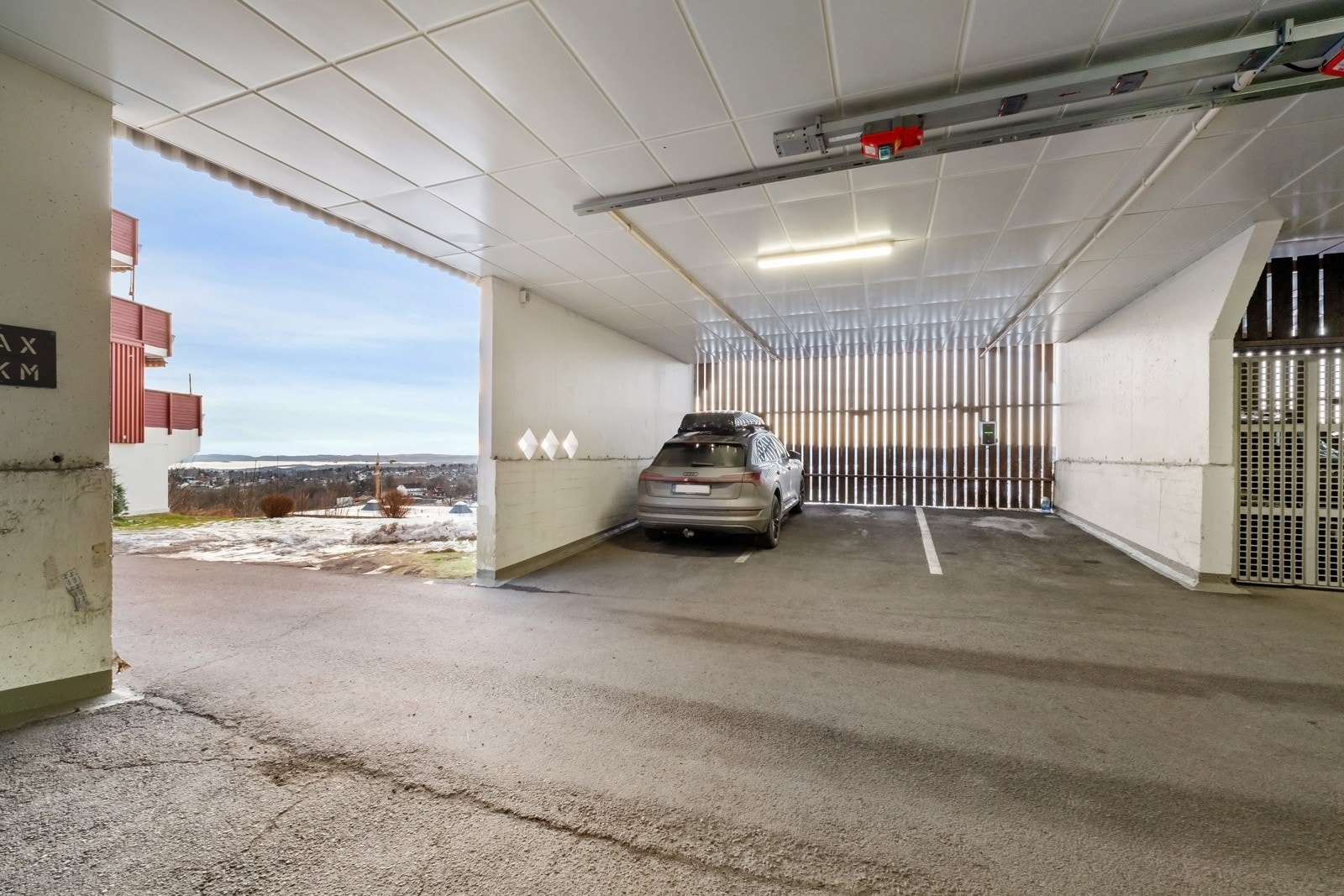 Det medfølger garasjeplass med el-lader til boligen. Det er også gjesteparkering. Galleribilde