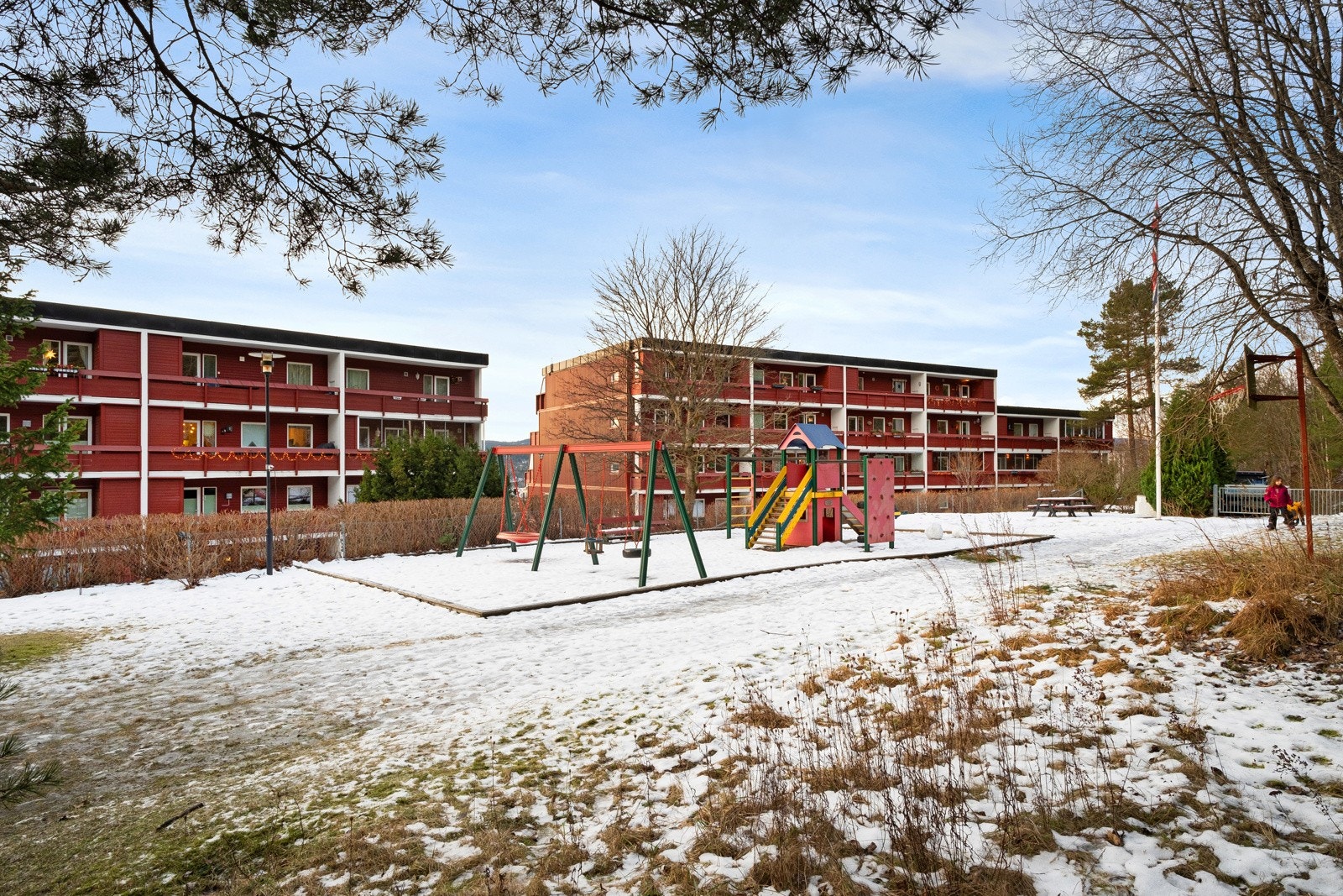 Det er også stor lekeplass på tomten for de minste. Galleribilde
