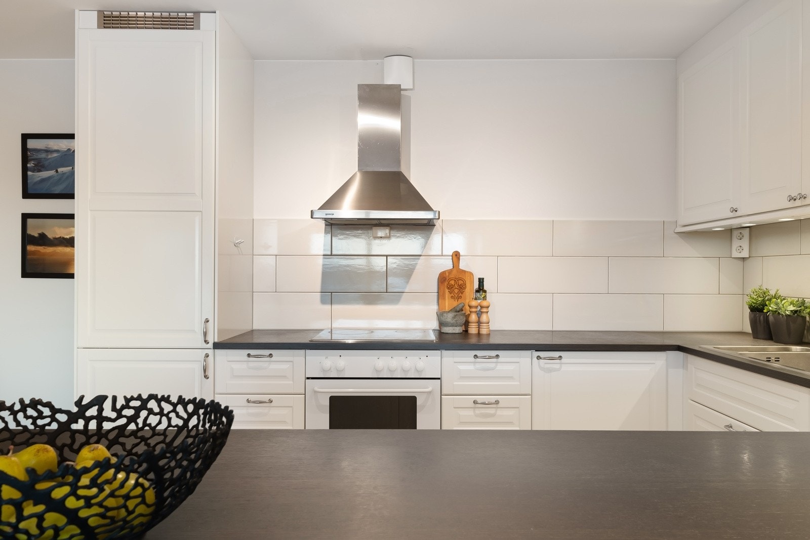 Det er kjøkkenventilator med kullfilter og mekanisk avtrekk fra rommet. Komfyrvakt er montert. Galleribilde
