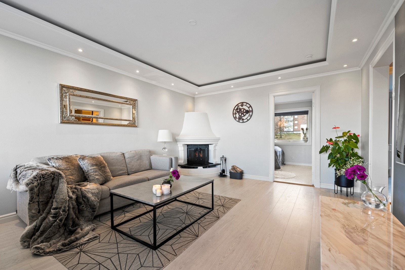 Rommet har i likhet med entreen enstavs laminatgulv og slette, malte vegger i lysegrått Galleribilde