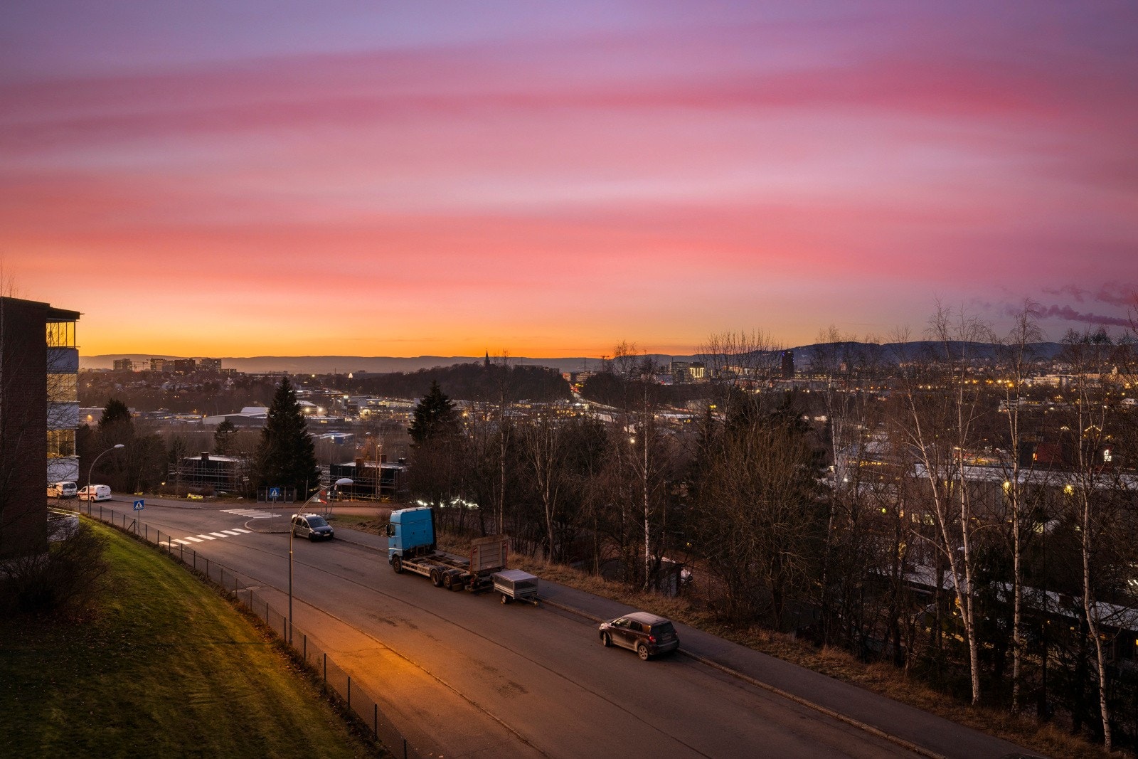 Fra balkongen er det vidstrakt og nydelig utsikt utover byen Galleribilde