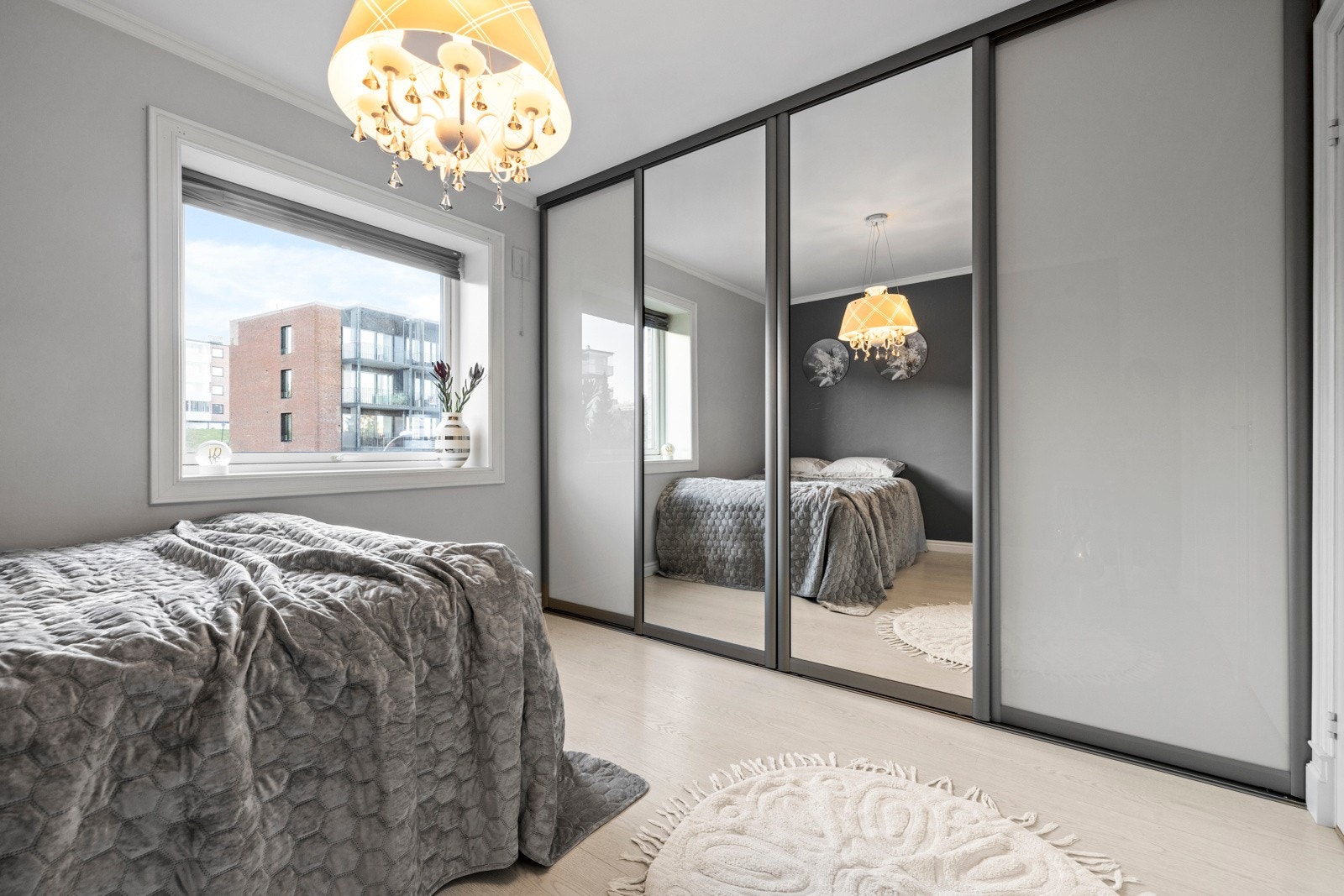 Begge rommene har pene overflater fra 2016 med hvitpigmentert, enstavs laminatgulv Galleribilde