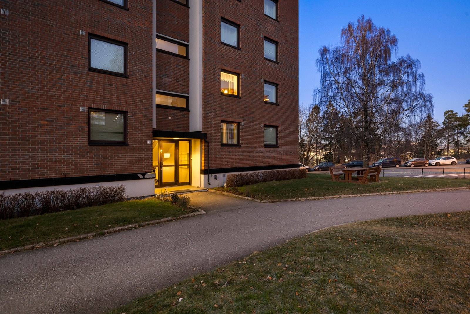 Inngangspartiet er omringet av trivlige grøntområder Galleribilde