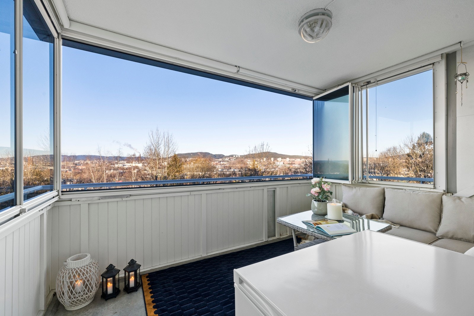 Med snaue 10 kvm til rådighet er det god plass til en komfortabel sofagruppe Galleribilde