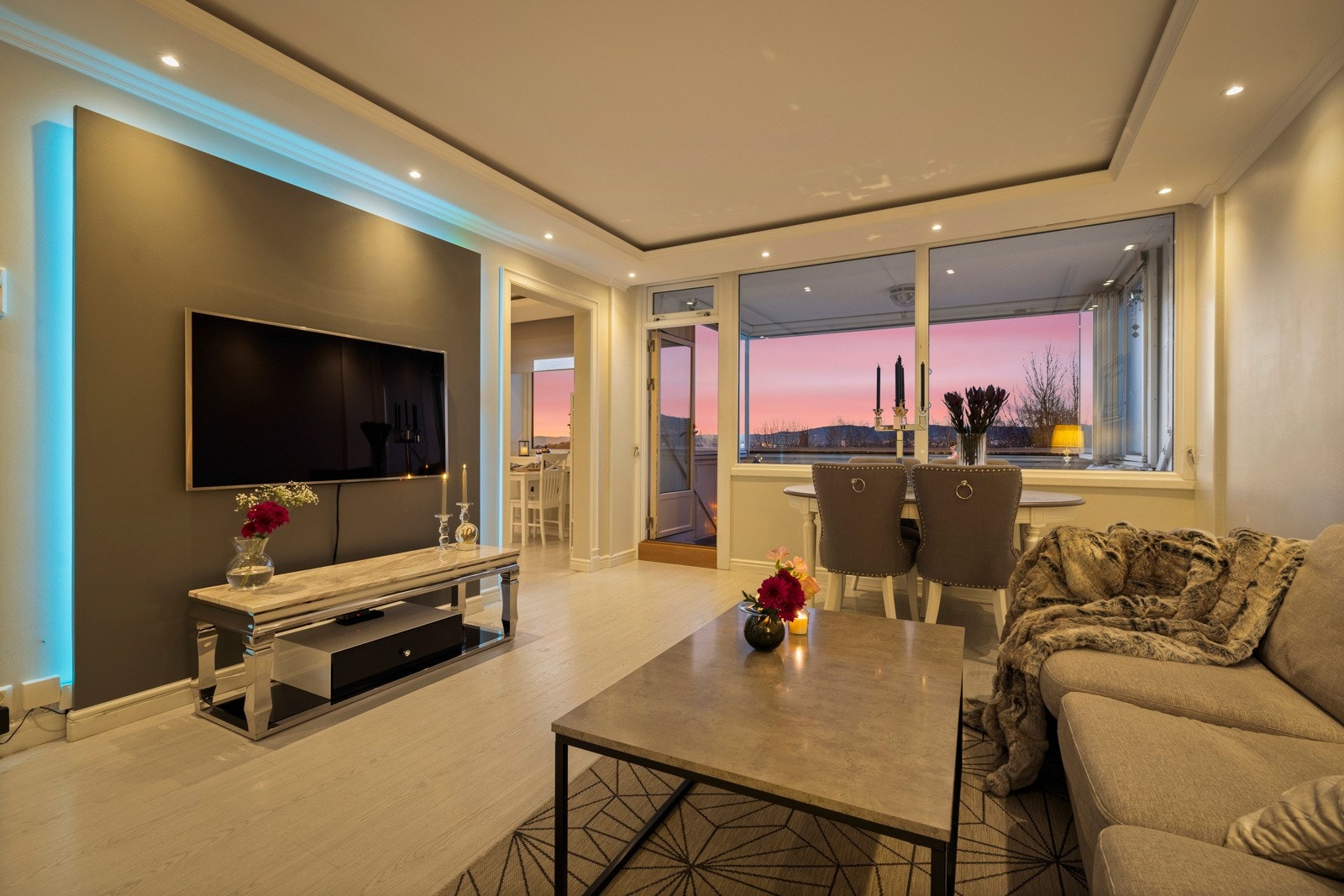 Bak tv-veggen er det farget belysning som gjør seg i skumringen Galleribilde