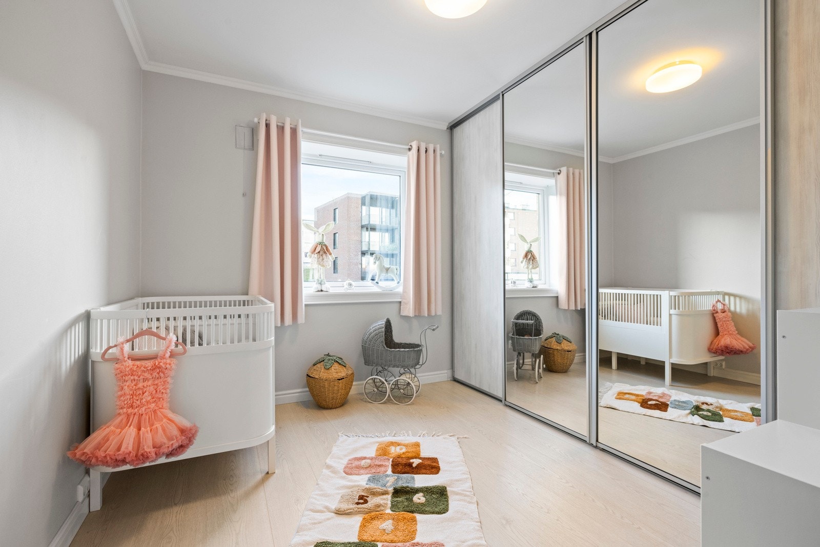 Hvert soverom er utstyrt med romslige skyvedørsgarderober dels med speilfronter Galleribilde