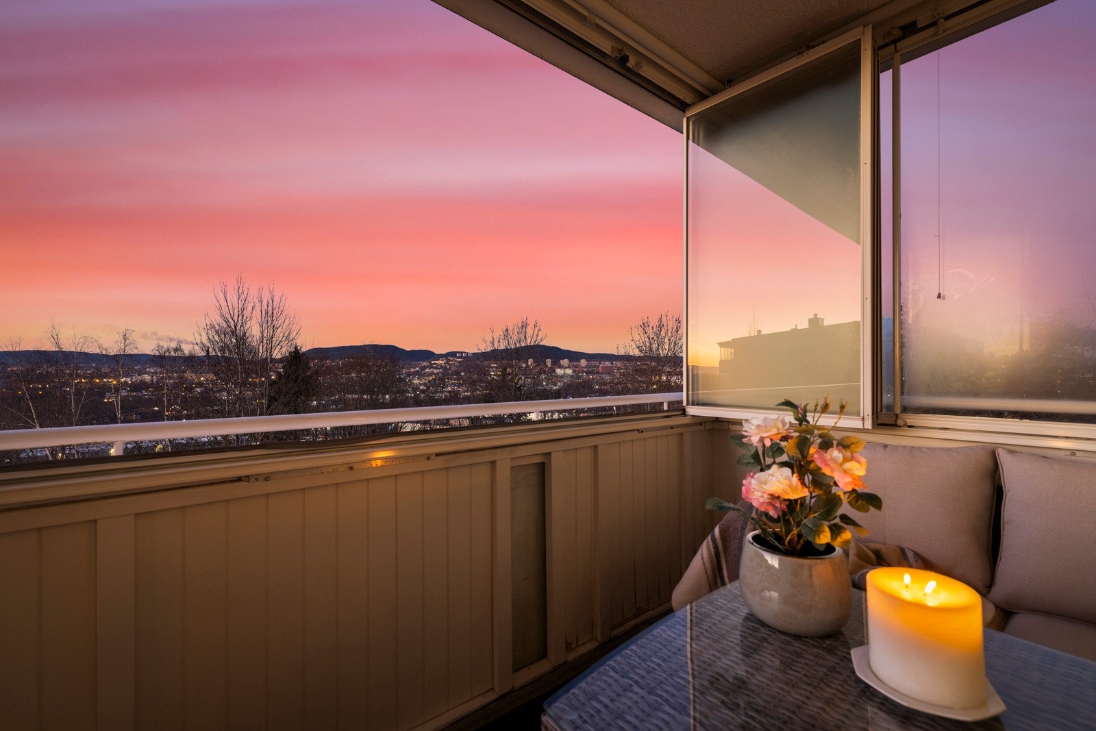 Balkongen har støpt dekke og tett stålrekkverk forblendet med brystningsplater på innsiden Galleribilde