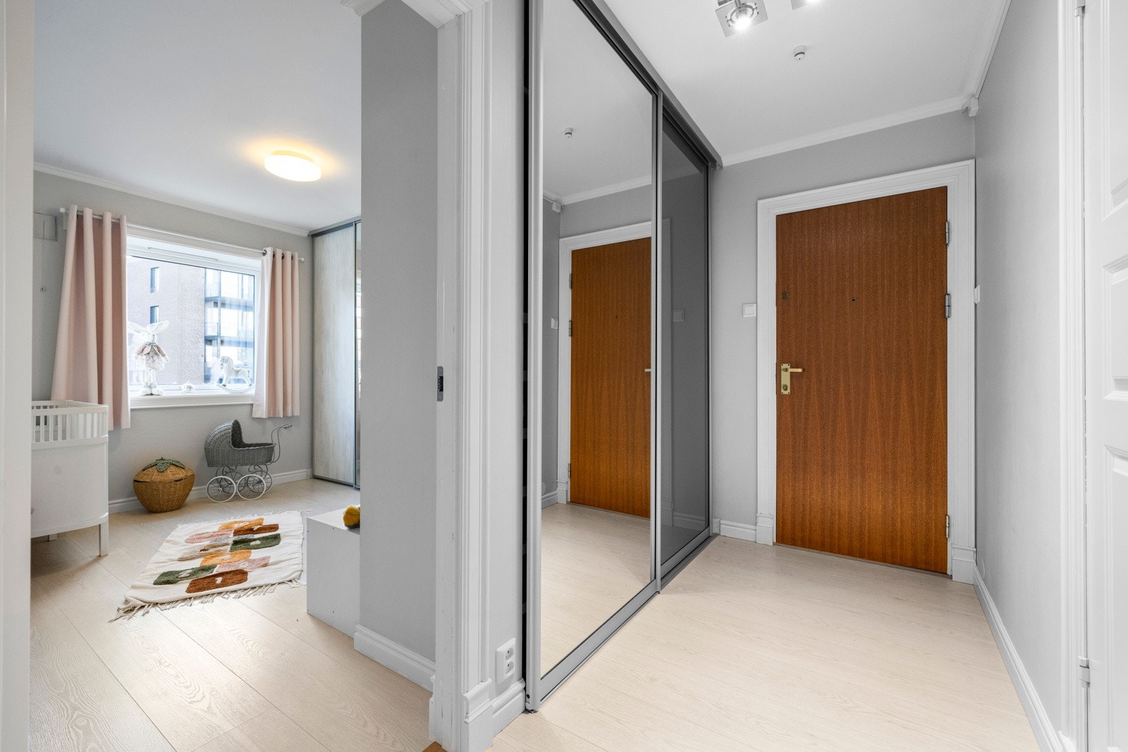 Entreen har laminatgulv og romslig skyvedørsgarderobe med speilfronter Galleribilde