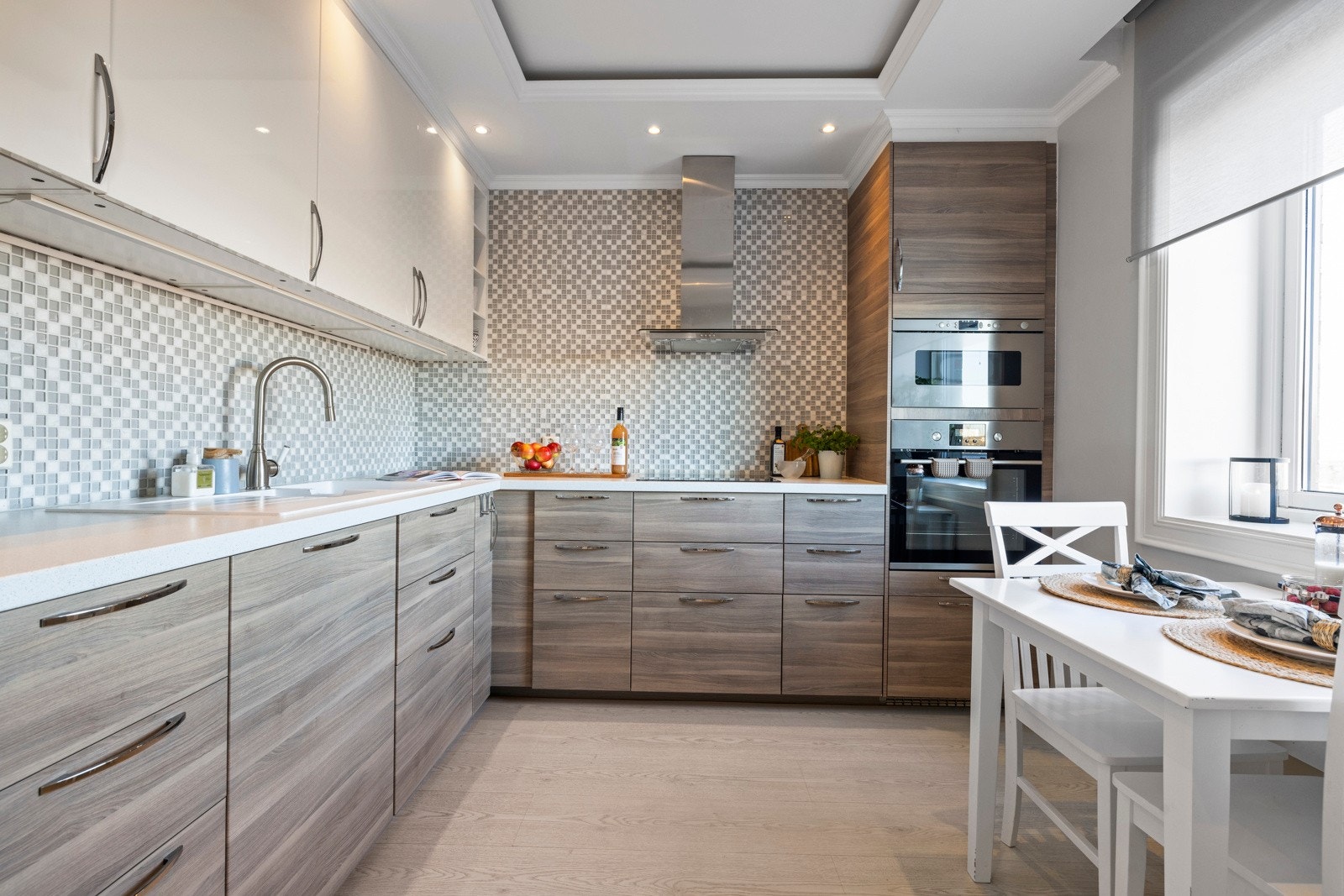 Kjøkkenet er romslig, med moderne kjøkkeninnredning og spiseplass Galleribilde