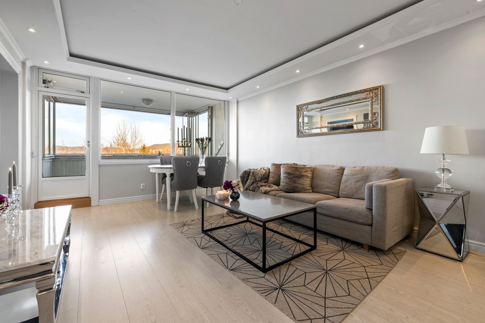 Stuen er et tiltalende rom med god plass til sofa, tv-benk og spisebord Galleribilde