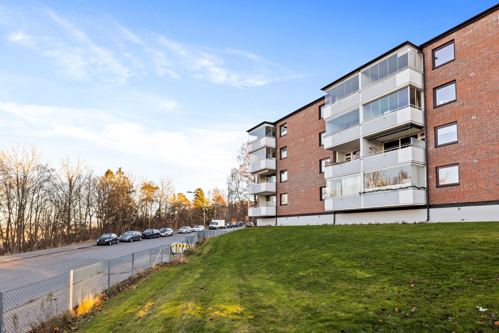 Internveier er asfaltert og steinlagt, og det er ellers store grøntareal Galleribilde
