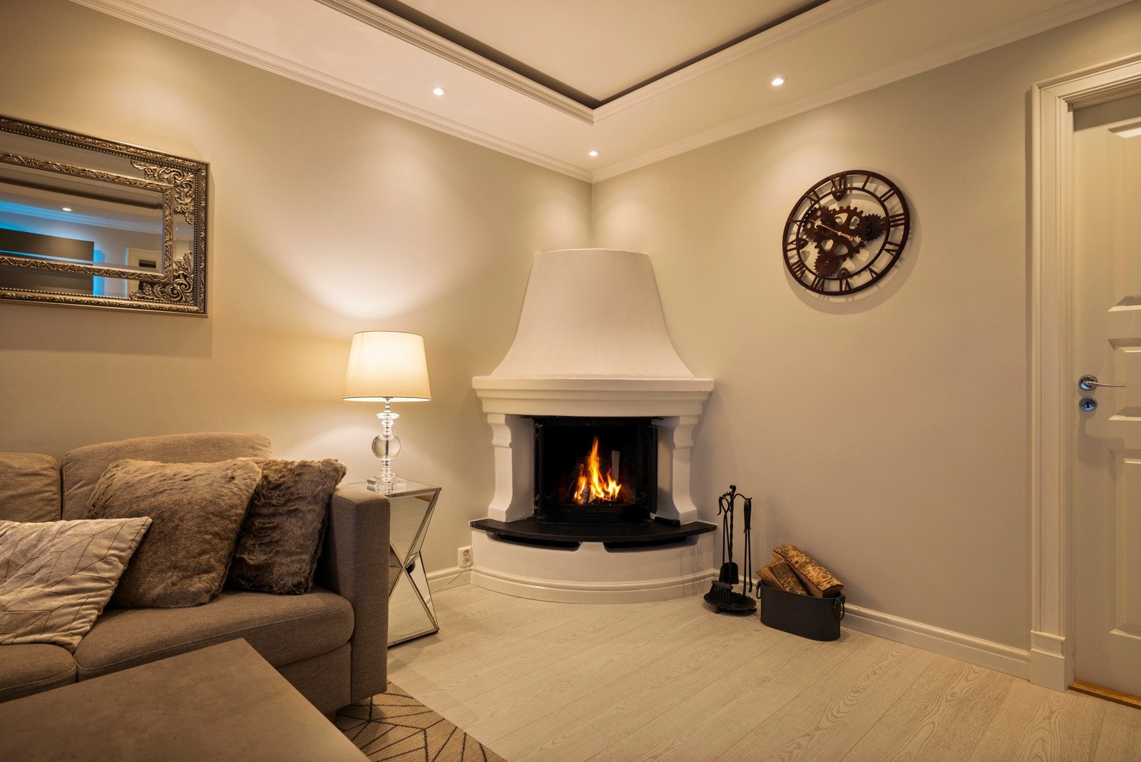 I hjørnet av rommet sørger en hjørnepeis for lun hygge Galleribilde