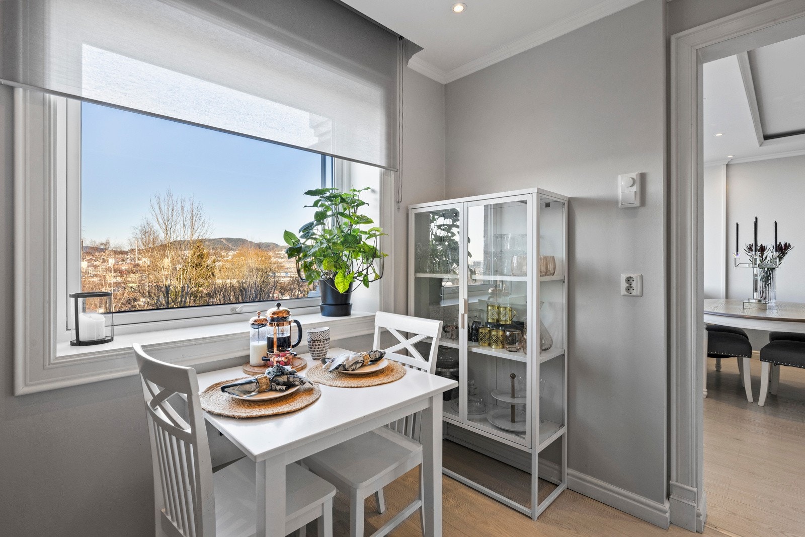 Kjøkkenet har plass til en koselig spiseplass ved vinduet Galleribilde