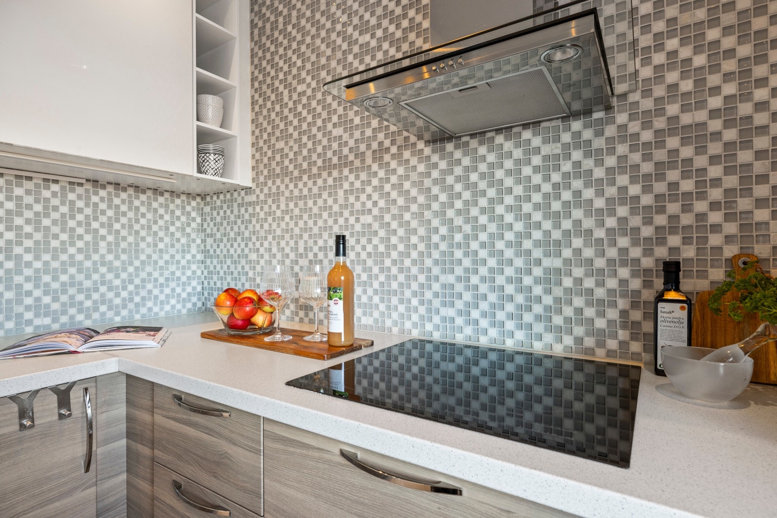 Over koketoppen er det avtrekk fra kullfilterventilator Galleribilde