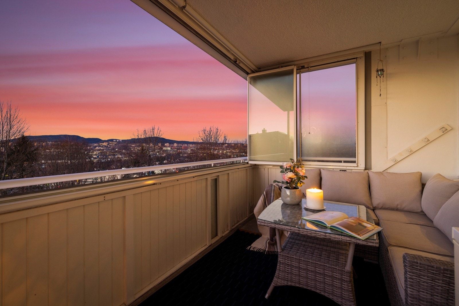 Fra stuen kan man gå rett ut på en nordvestvendt, innglasset balkong Galleribilde