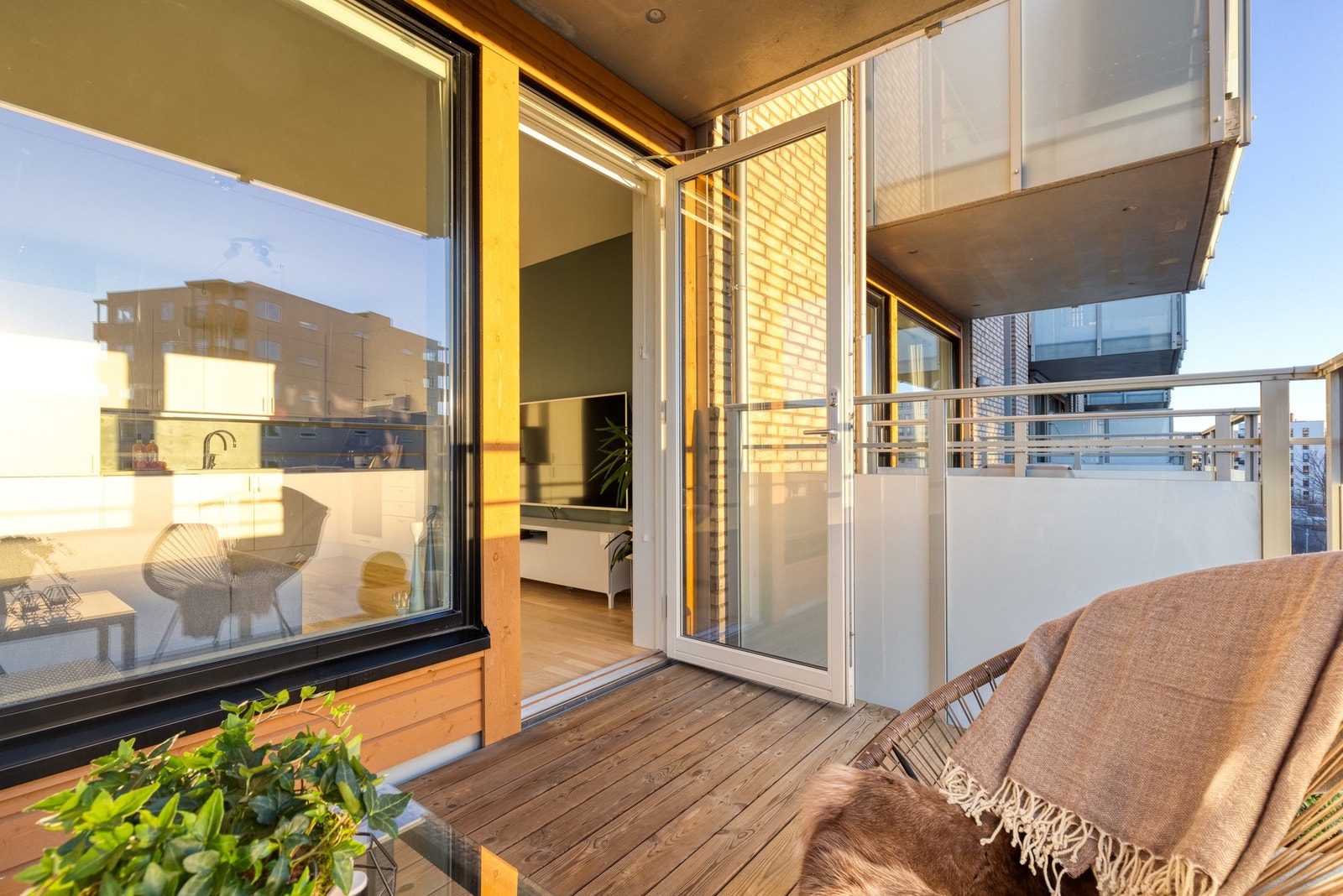 På balkongen er det god plass til sittegruppe, grill og annen ønsket innredning slik at du kan invitere venner og familie på hyggelige sammenkomster. Galleribilde