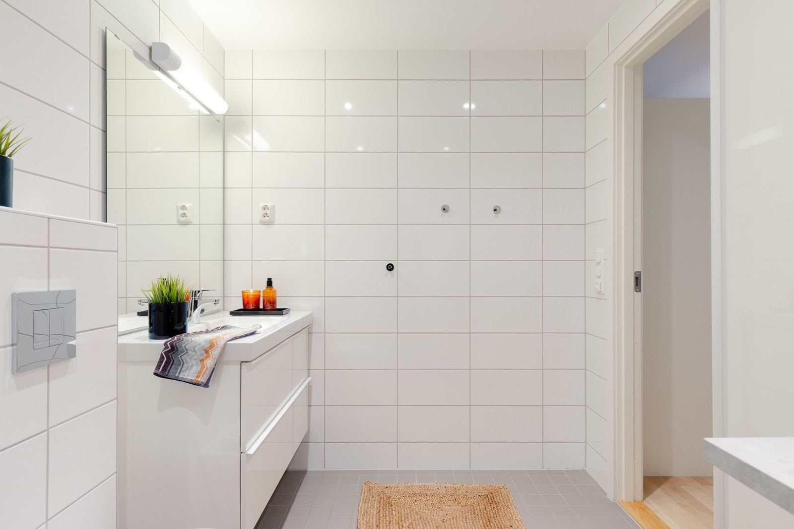 Det er montert dusjhjørne med innfellbare glassdører, samt veggmontert toalett. Galleribilde