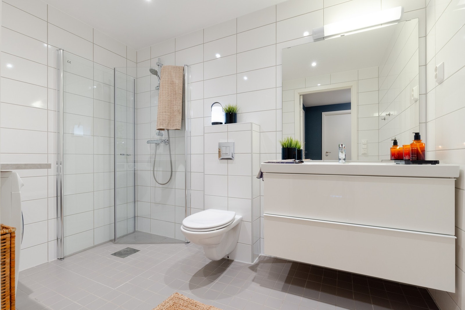 Boligen har et delikat, flislagt baderom av god størrelse. Baderommet har god plass for oppbevaring i skapinnredning under vasken. Galleribilde