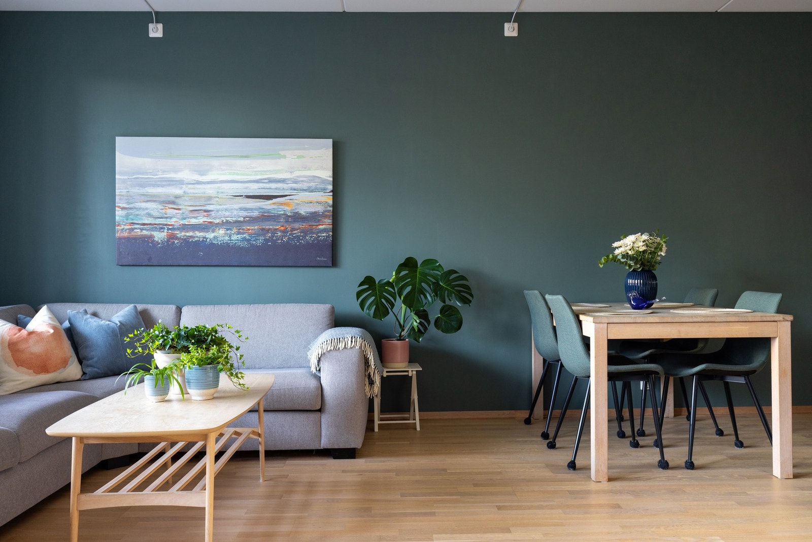 I tillegg er det fin plass til spisebord hvor venner og familie kan samles til gode måltider og hyggelige lag. Galleribilde