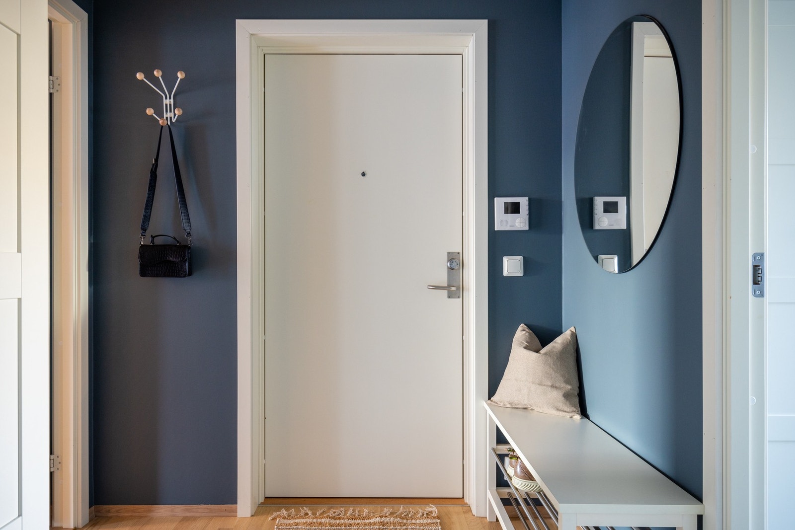 Entreen har god plass til både yttertøy, sko og mer. Galleribilde