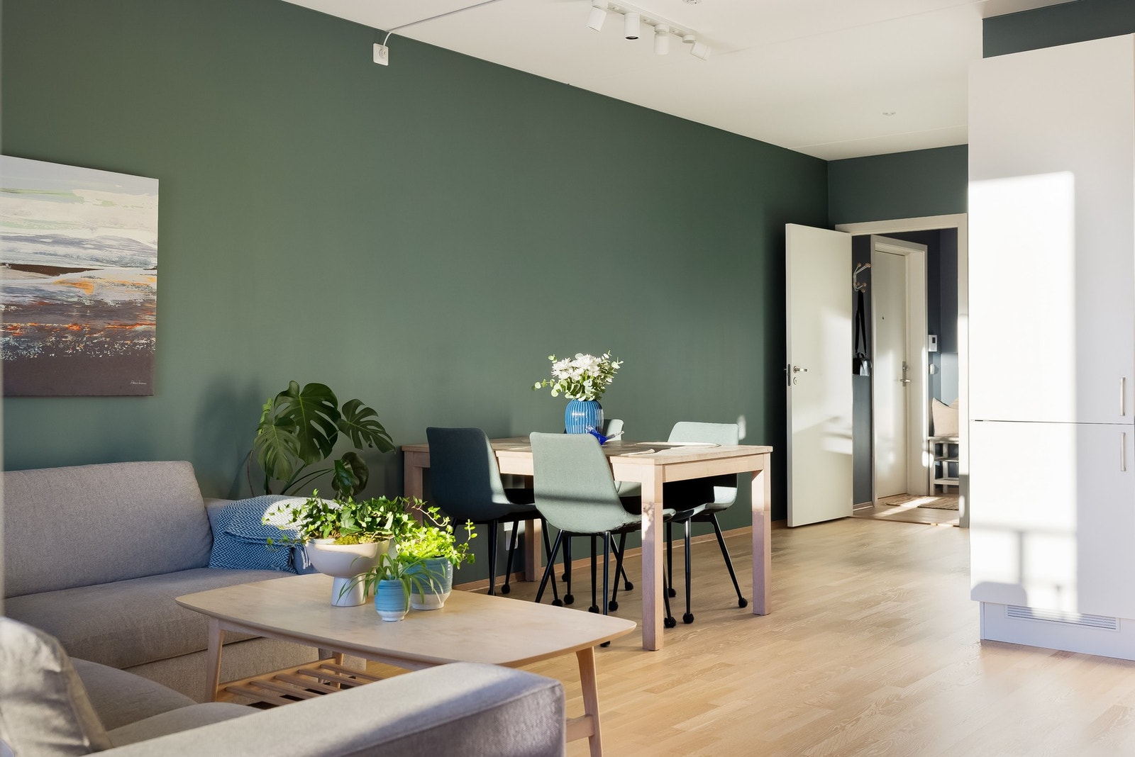 Boligen gir et helhetlig godt inntrykk med pent malte overflater og et pent parkettgulv. Galleribilde