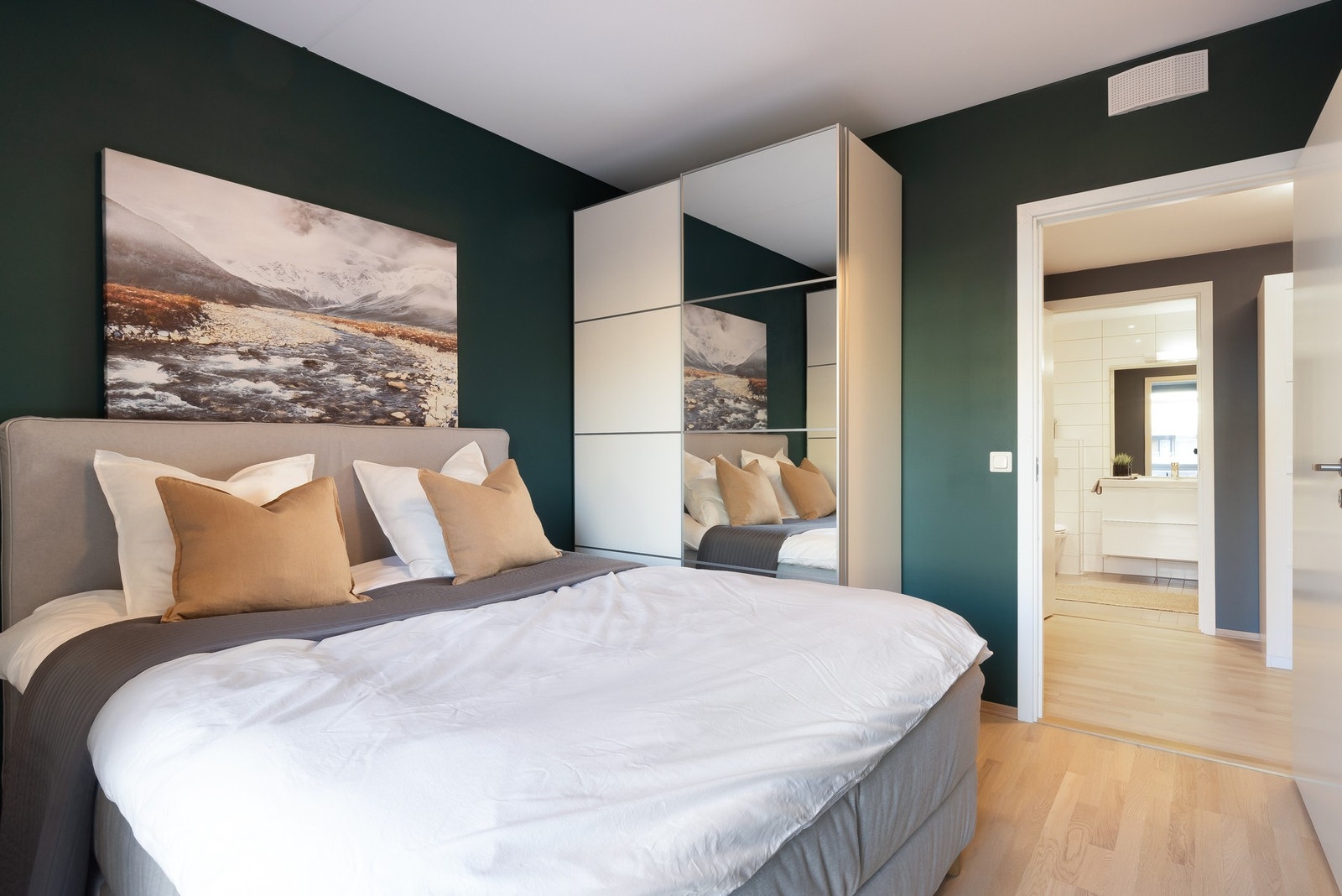 Hovedsoverommet er av god størrelse med plass til dobbeltseng, nattbord og garderobeskap. Galleribilde