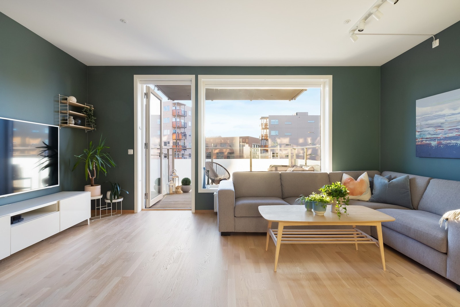 Fra stuen er det direkte utgang til boligens store sydvestvendte balkong som blir en forlengelse av stuen om sommeren. Galleribilde