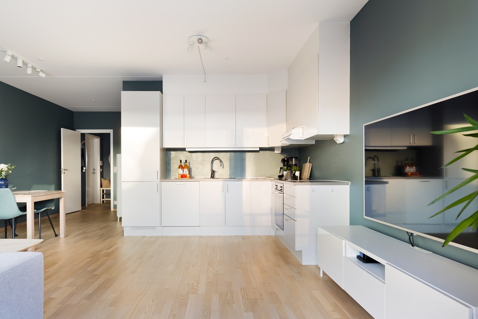 Det er integrert induksjonstopp, stekeovn, oppvaskmaskin og kjøl/frys - disse medfølger naturligvis ved salg. Galleribilde