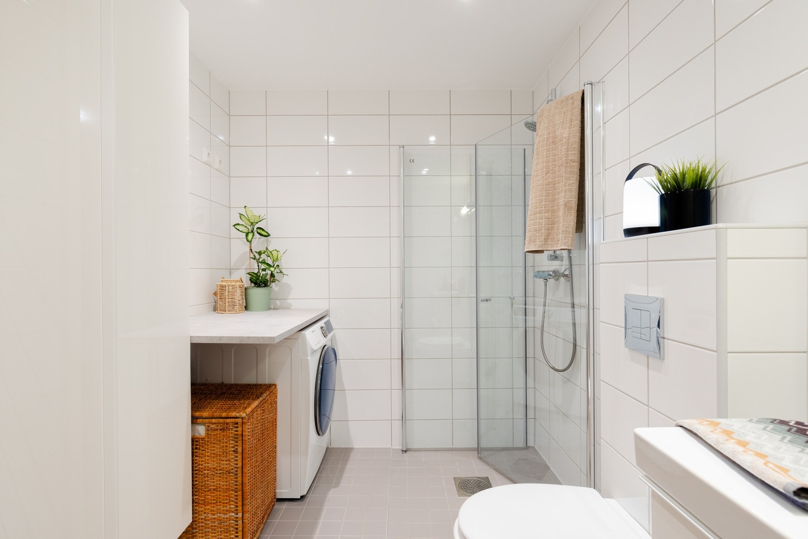 Det er opplegg for vaskemaskin og en smart benkeplate over. Galleribilde