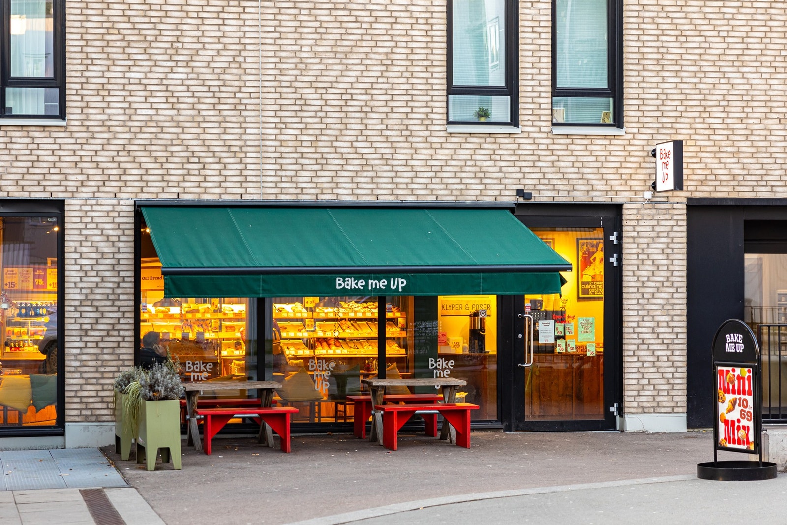Bake me up ligger i umiddelbar nærhet. Her kan du starte dagen med en kopp kaffe. Galleribilde