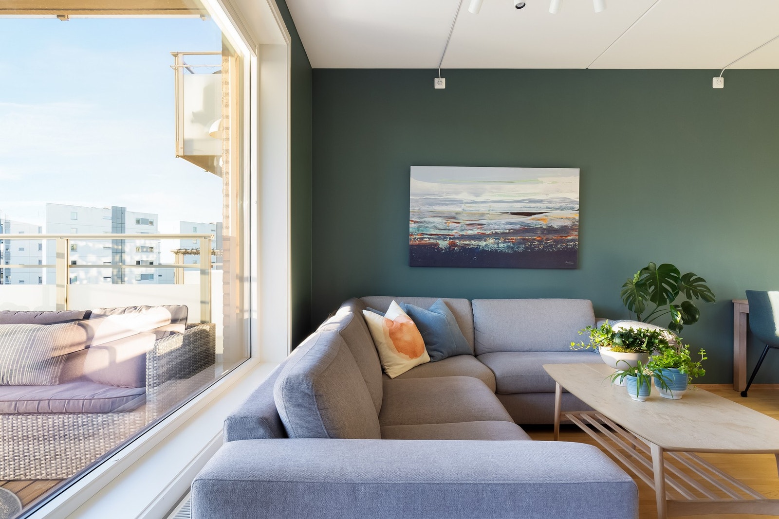 Stuen er lys og luftig med store vindusflater som sørger for rikelig med lysinnslipp. Galleribilde