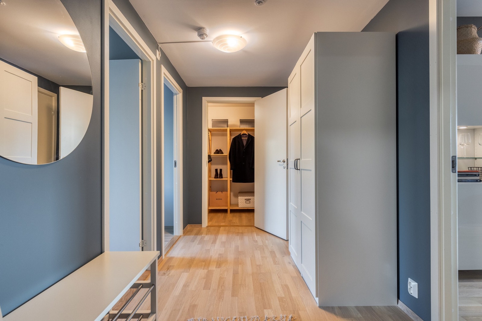 Fra entreen er det direkte inngang til en praktisk bod. Galleribilde