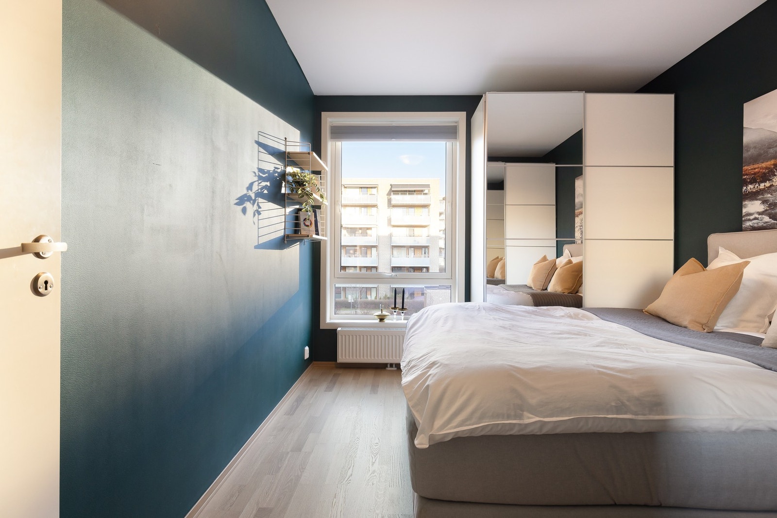 I likhet med resten av leiligheten er det stort vindu og fint å se utover sameiets fine grøntområde. Galleribilde