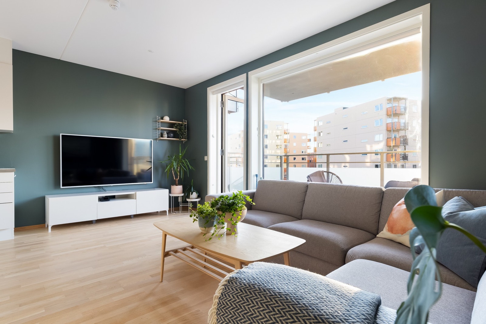 Det er god plass til en sofagruppe med tilhørende møblement. Galleribilde