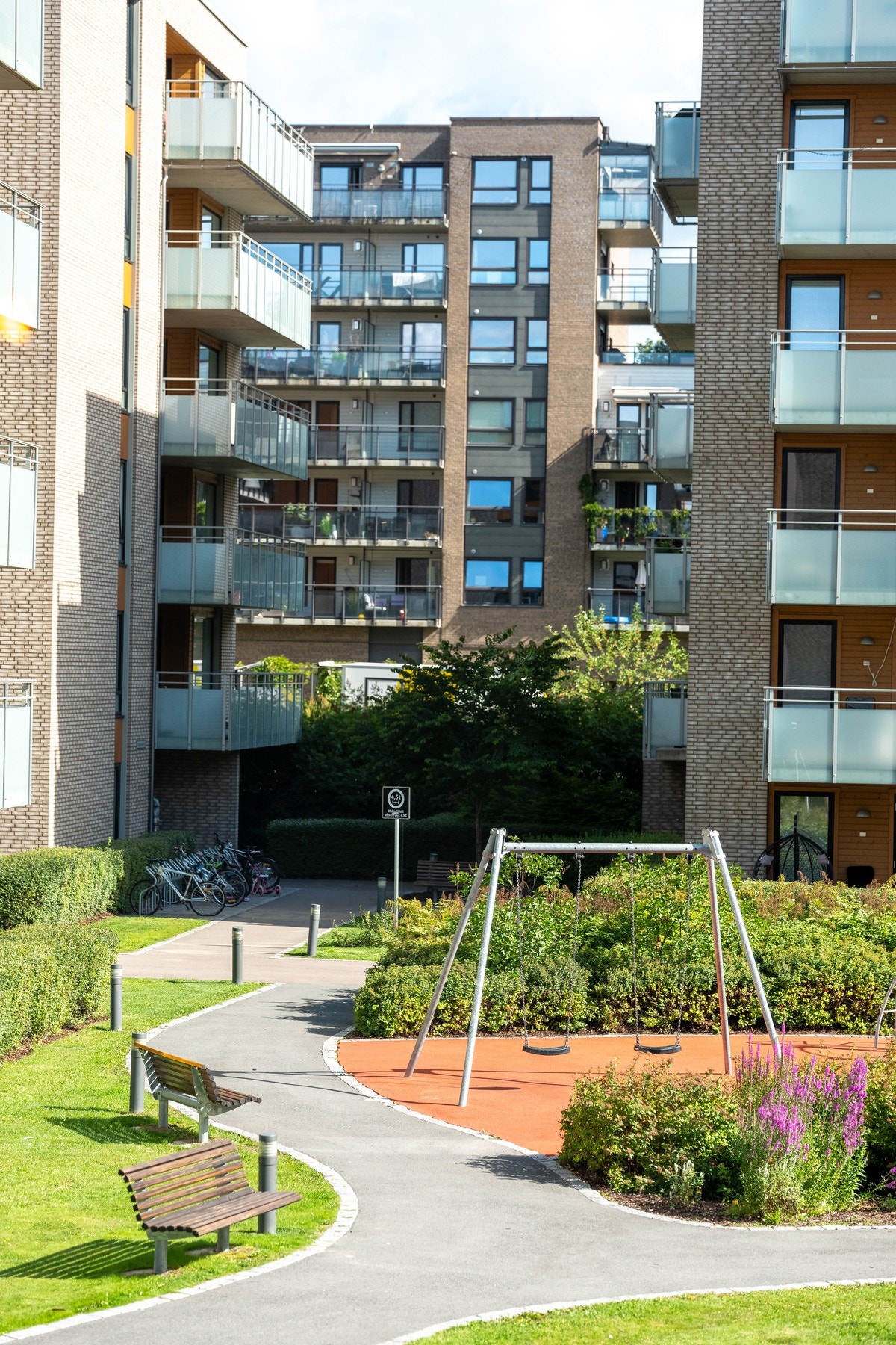 Nærområdet er særdeles barnevennlig og har store bilfrie områder og lekeplasser mellom bebyggelsen. Galleribilde