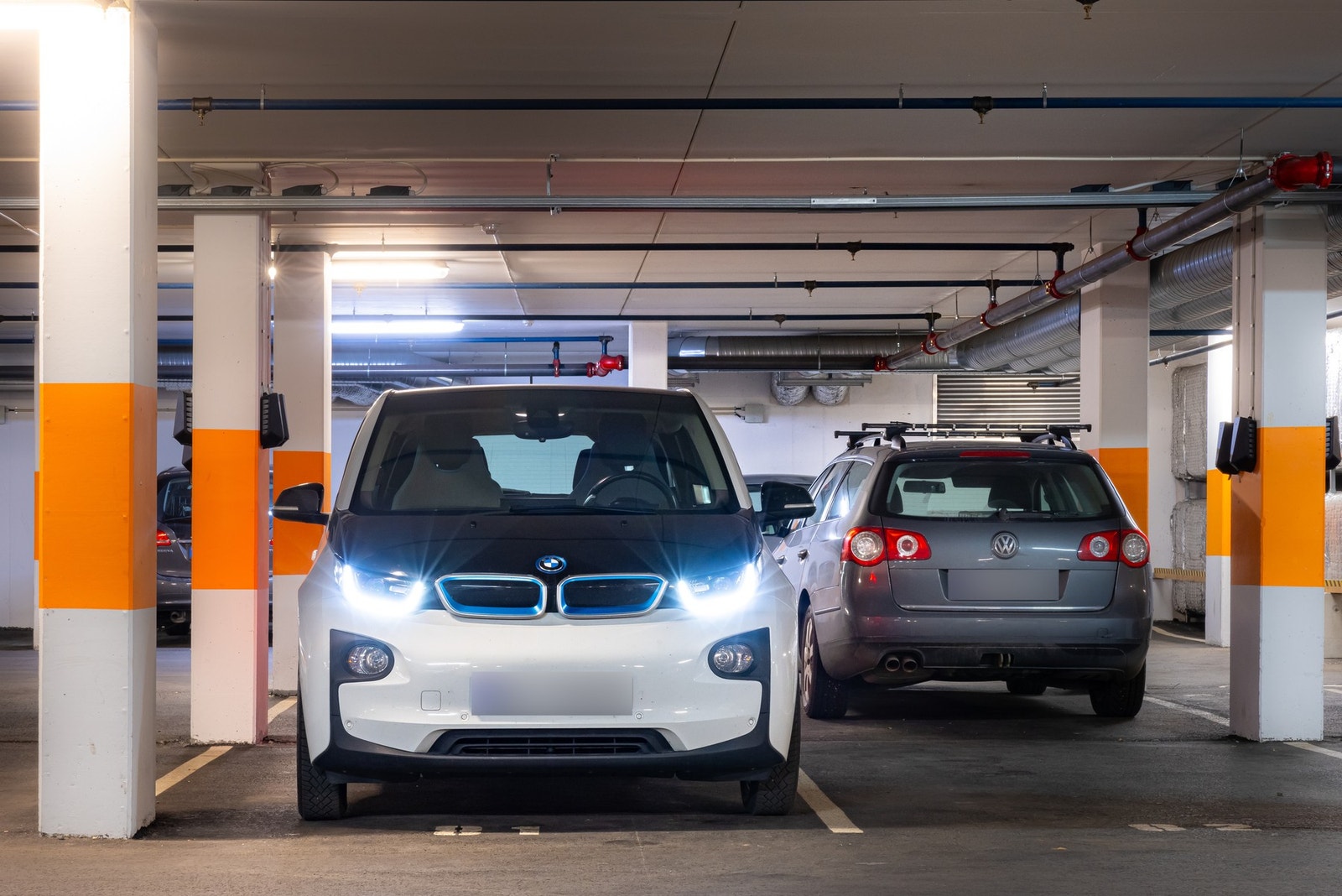 Leiligheten disponerer en parkeringsplass i felles garasjeanlegg. Galleribilde