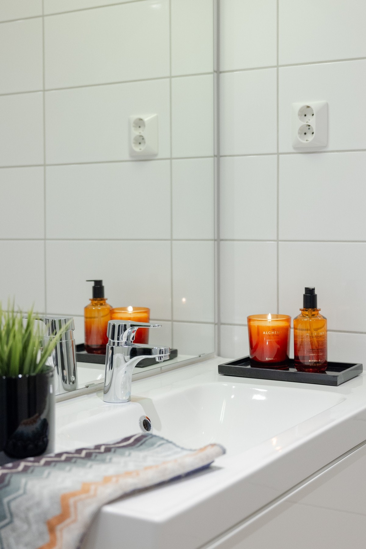 Det er både gulvvarme og downlights på baderommet som gir en lys og lun atmosfære under morgen- og kveldsstellet. Galleribilde