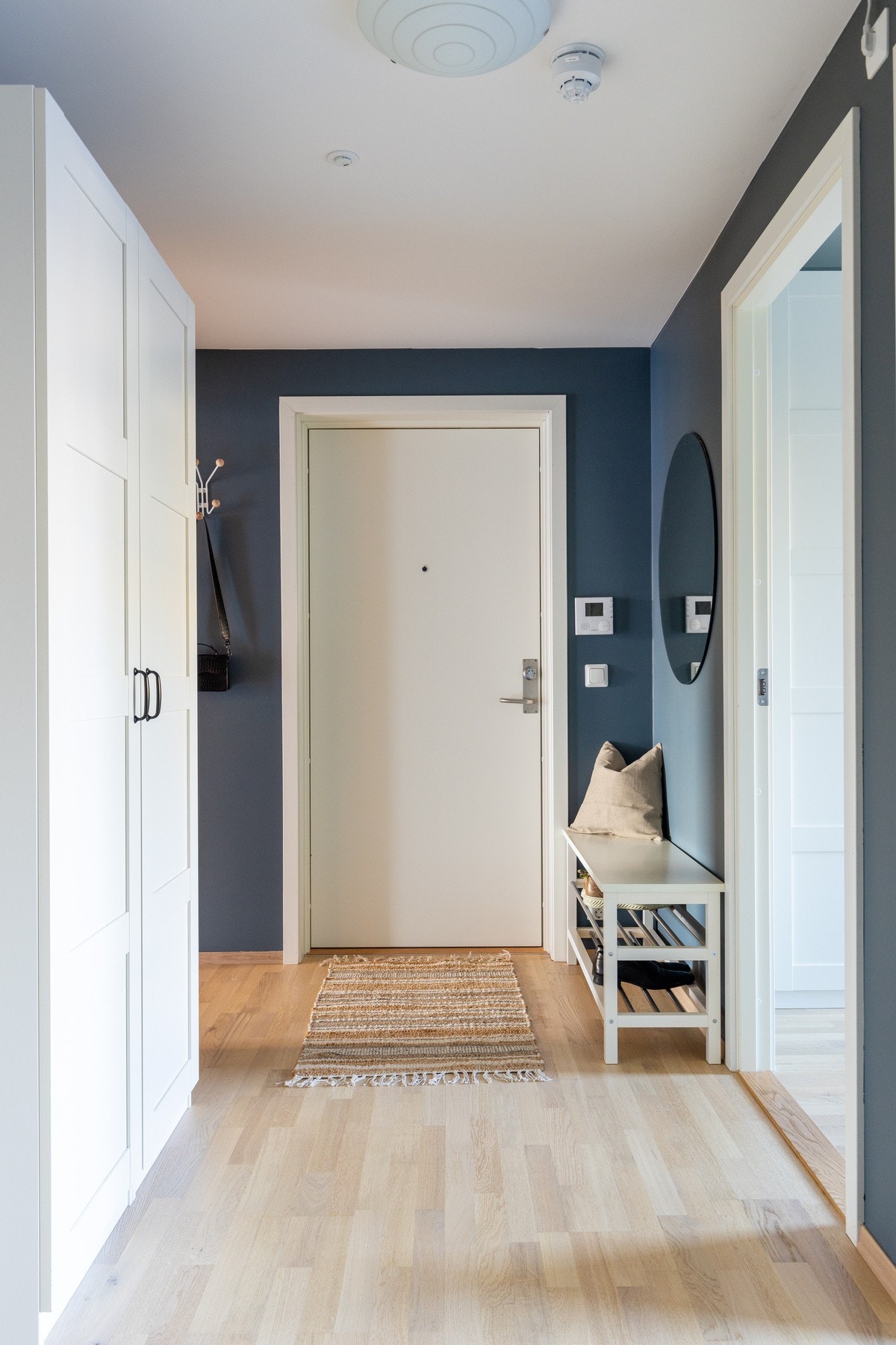 Her blir du møtt av en lys innbydende entré som gir et godt førsteinntrykk av leiligheten. Galleribilde