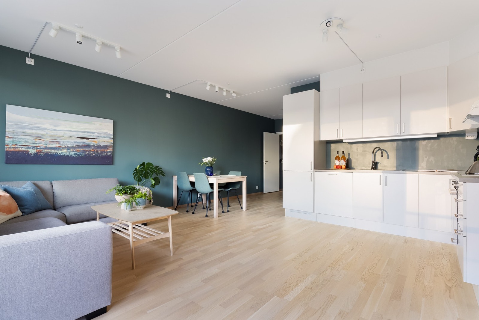 Kjøkkenet er i åpen løsning mot stuen som gir et romslig og sosialt allrom. Galleribilde