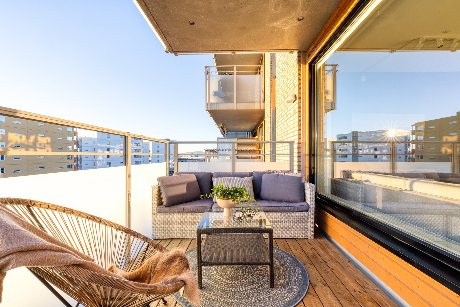 Her får man gleden av en stor, sydvestvendt balkong på ca. 8 kvm med hyggelig utsyn over nærområdet. Galleribilde