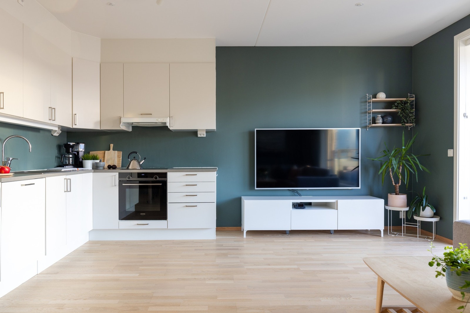 Leiligheten har et pent, stilrent kjøkken med lyse slette fronter og benkeplate i laminat. Kjøkkeninnredningen byr på god benke- og skapplass. Galleribilde