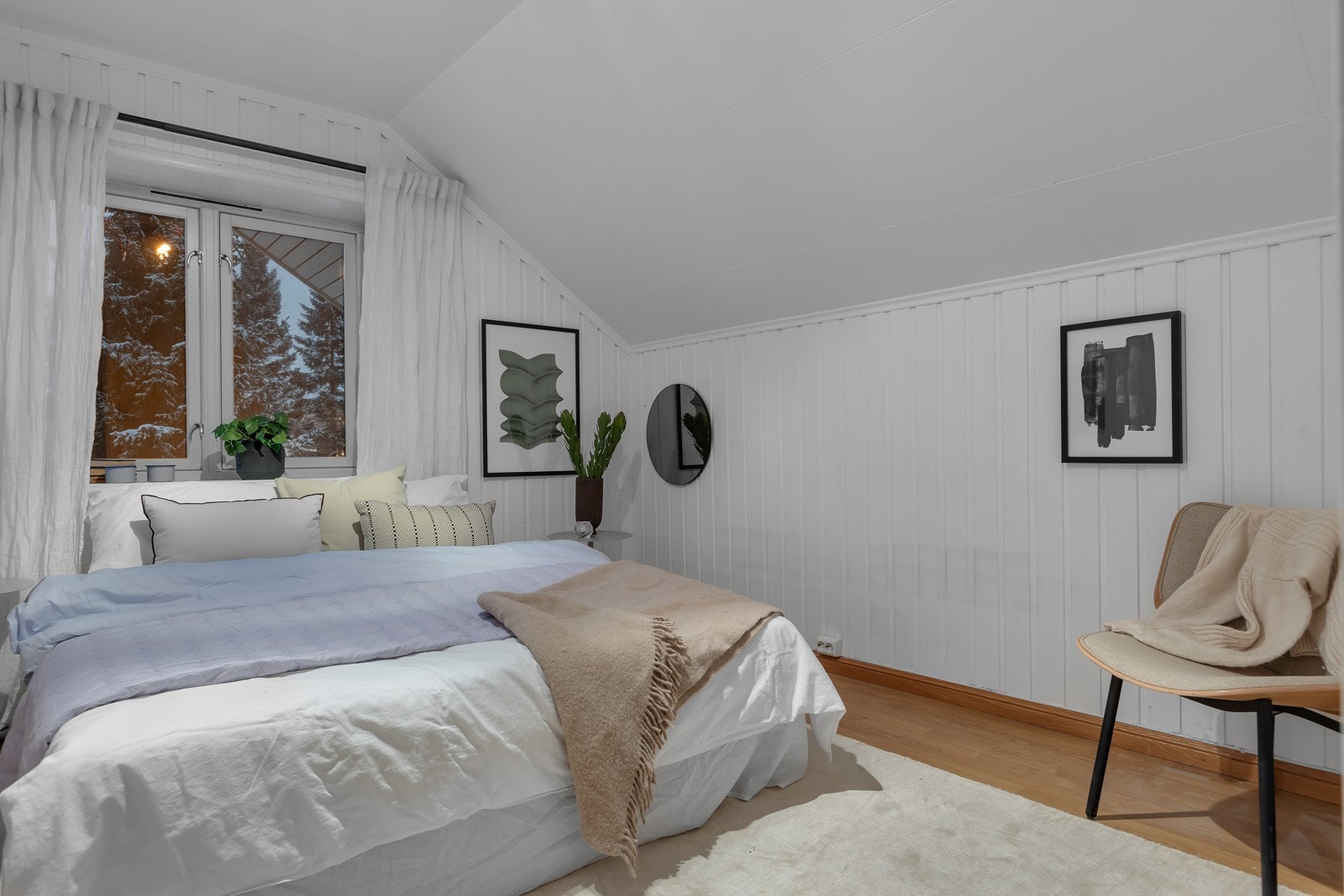 Soverom 3 ligger i motsatt enda av etasjen og er p ca. 13m2 Galleribilde