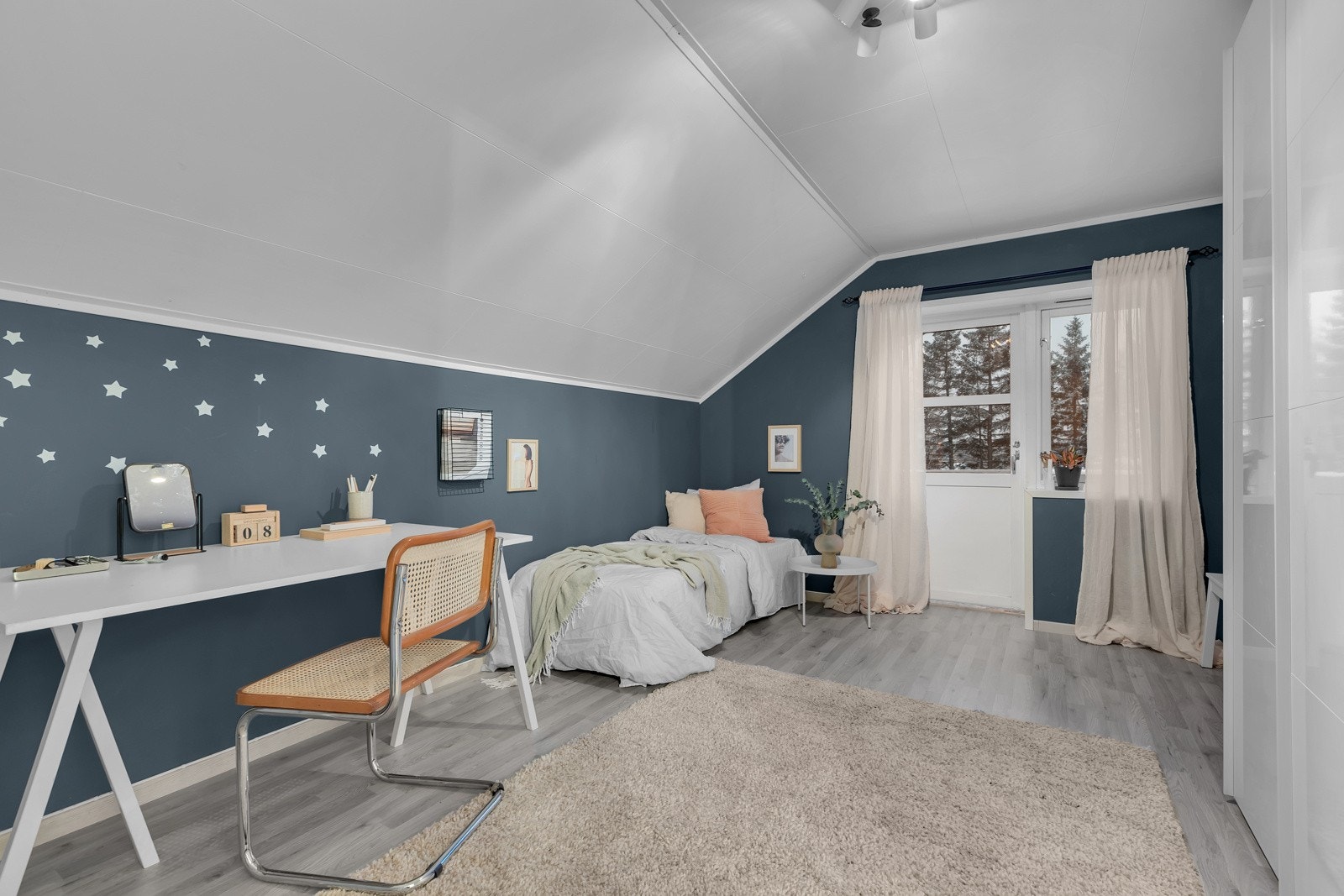 Soverommene er av fin størrelse. Dette rommet har gulvflate (GUA) på ca. 14,5m2 Galleribilde