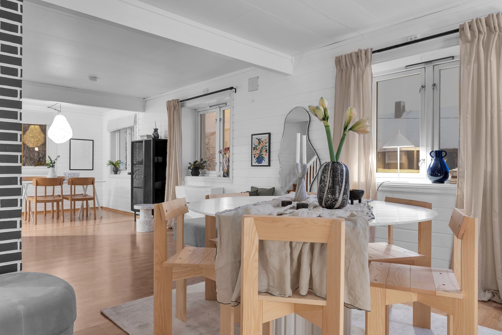 I motsatt ende av rommet, mot kjøkkenet, finner du naturlig plass til spisestue Galleribilde