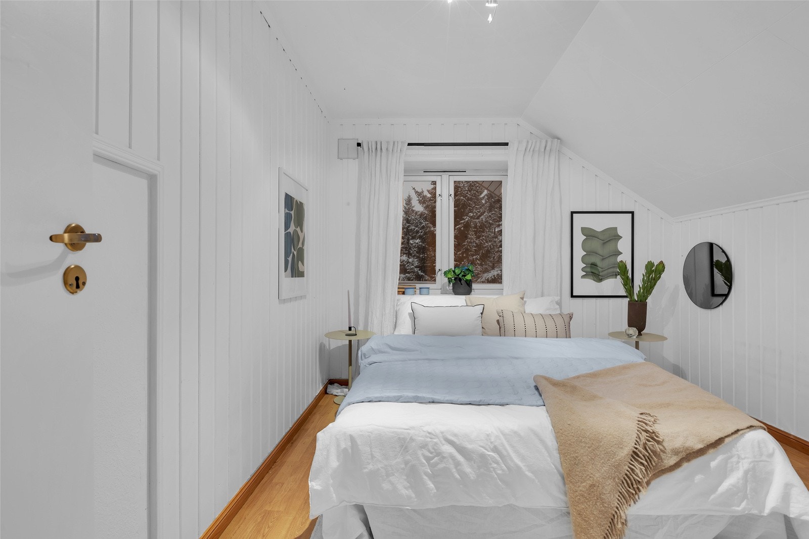 Soverom 2 ligg vegg-i-vegg med soverom 1 og er på ca. 9,5m2 Galleribilde