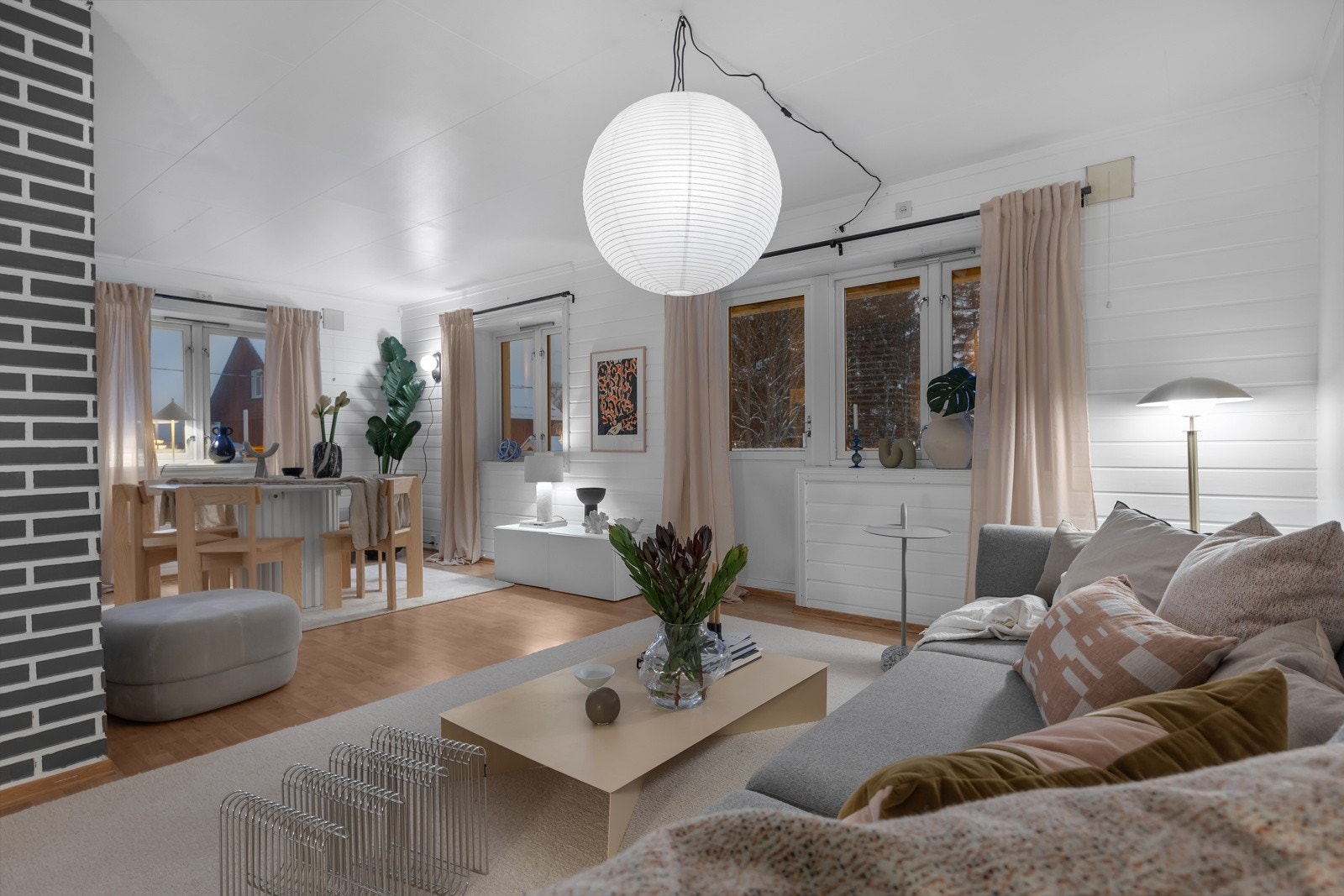 Her finner du rikelig med plass til møblement. Rommet er stort nok til flere soner Galleribilde