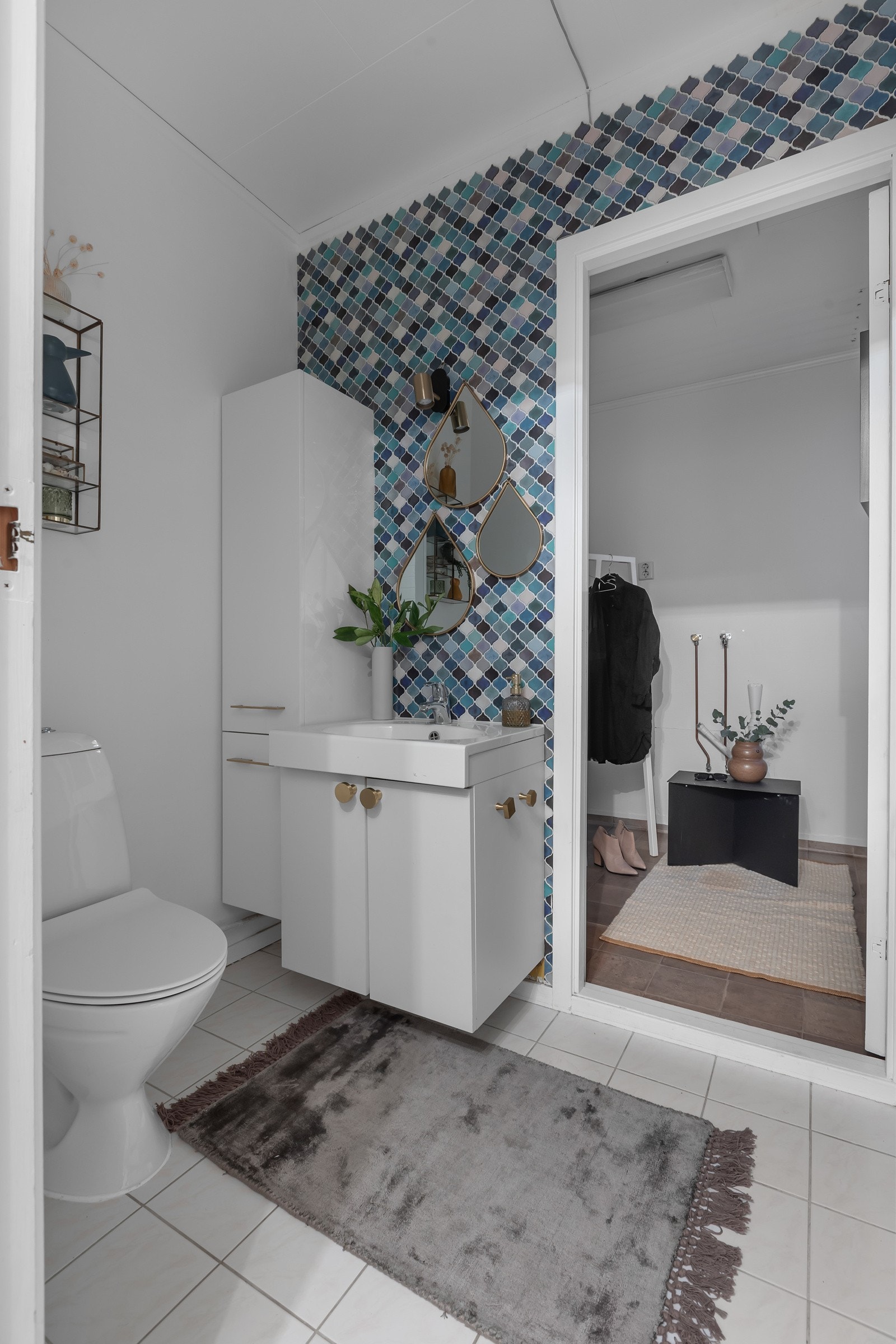 Gjestetoalettet er praktisk plassert i tilknytning inngangspartiet og hallen Galleribilde