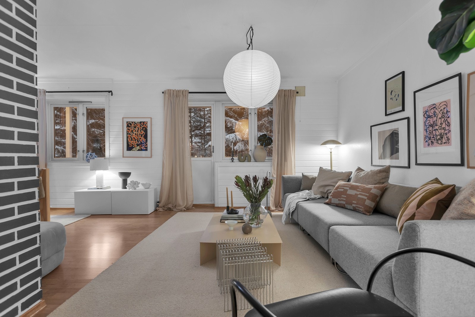 MIdt i rommet er det vedfyring. Pipen er utbedret og det er ført inn stålrør Galleribilde