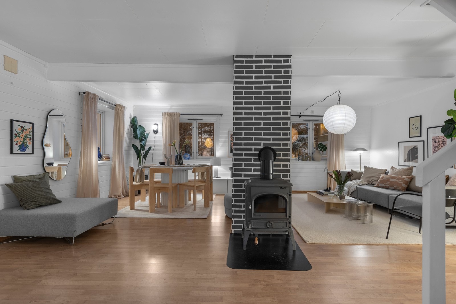 Denne etasjen er dedikert til stue og kjøkken og er tilsammen på nesten 60m2 Galleribilde